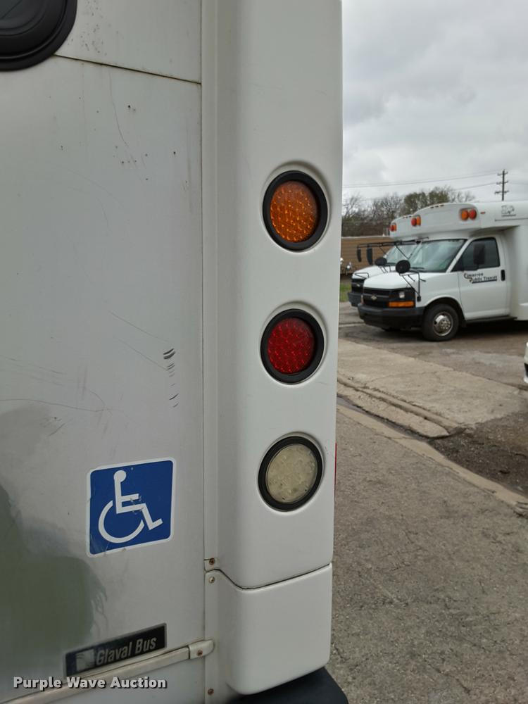 image for item DA6015 2007 Ford Econoline E450 shuttle bus