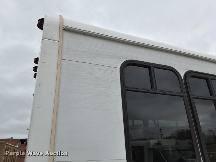 image for item DA6015 2007 Ford Econoline E450 shuttle bus