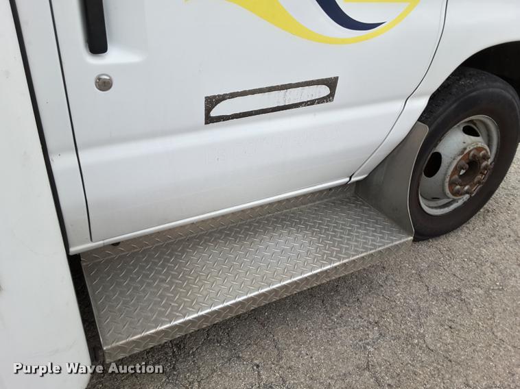 image for item DA6015 2007 Ford Econoline E450 shuttle bus