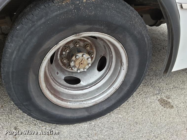 image for item DA6015 2007 Ford Econoline E450 shuttle bus