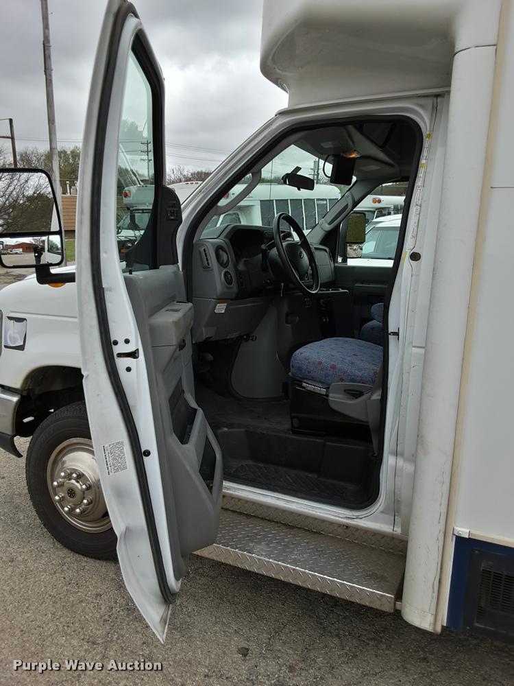 image for item DA6016 2012 Ford E350 Super Duty shuttle bus