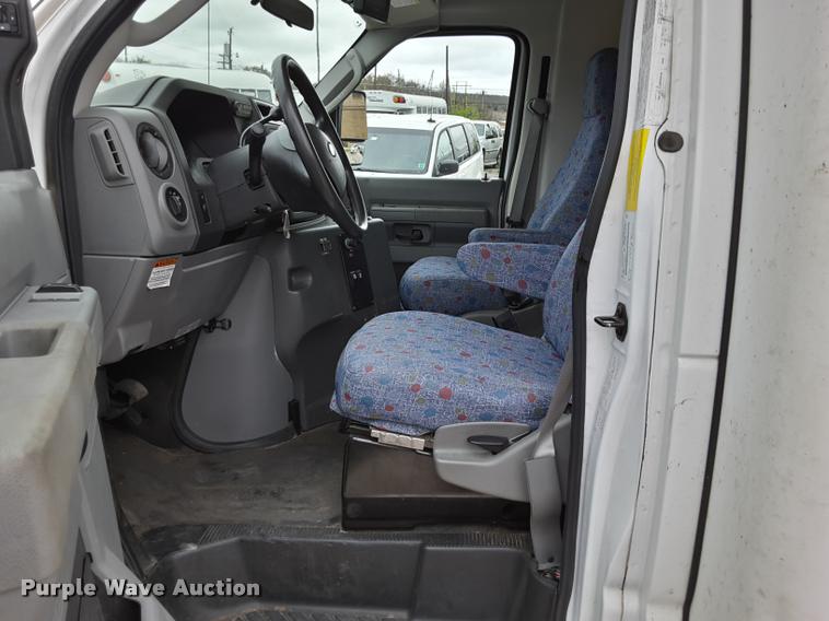 image for item DA6016 2012 Ford E350 Super Duty shuttle bus