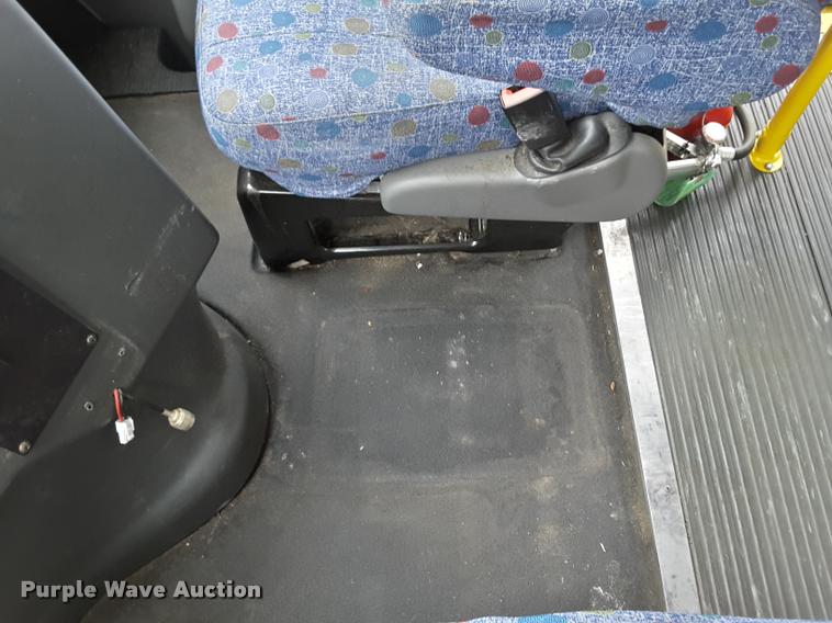 image for item DA6016 2012 Ford E350 Super Duty shuttle bus