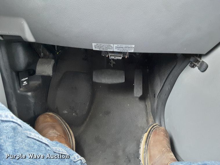 image for item DA6016 2012 Ford E350 Super Duty shuttle bus