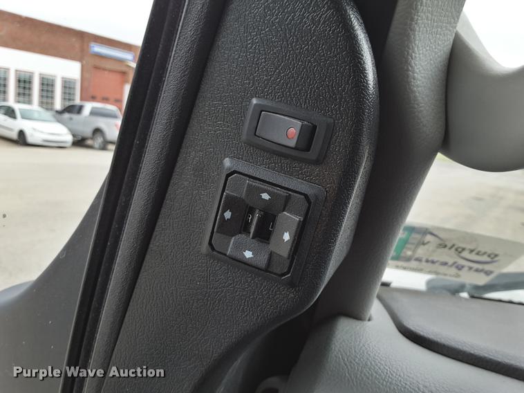 image for item DA6016 2012 Ford E350 Super Duty shuttle bus