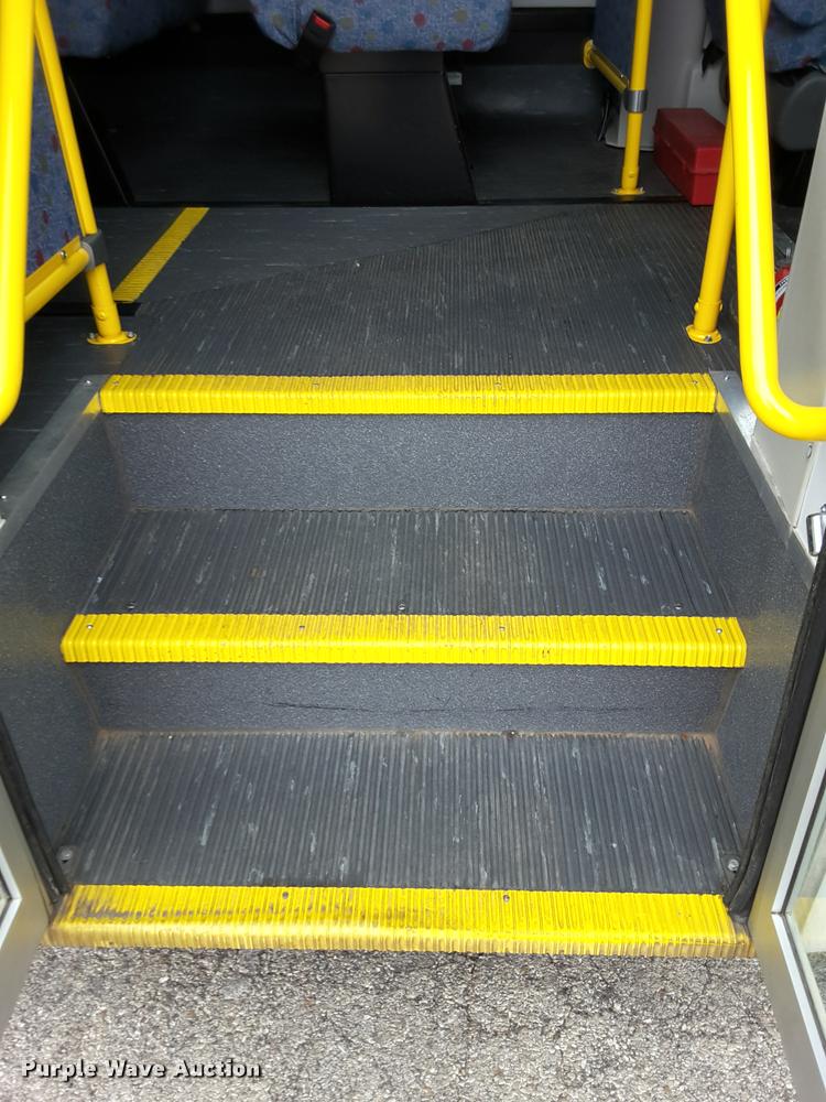 image for item DA6016 2012 Ford E350 Super Duty shuttle bus