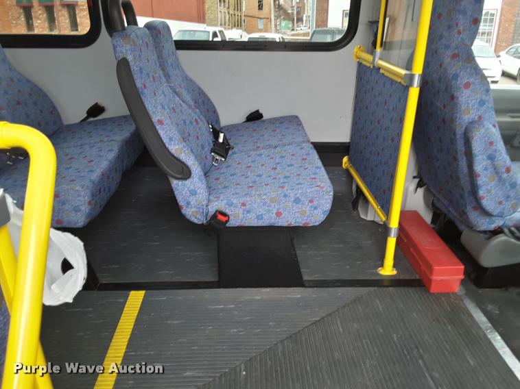 image for item DA6016 2012 Ford E350 Super Duty shuttle bus