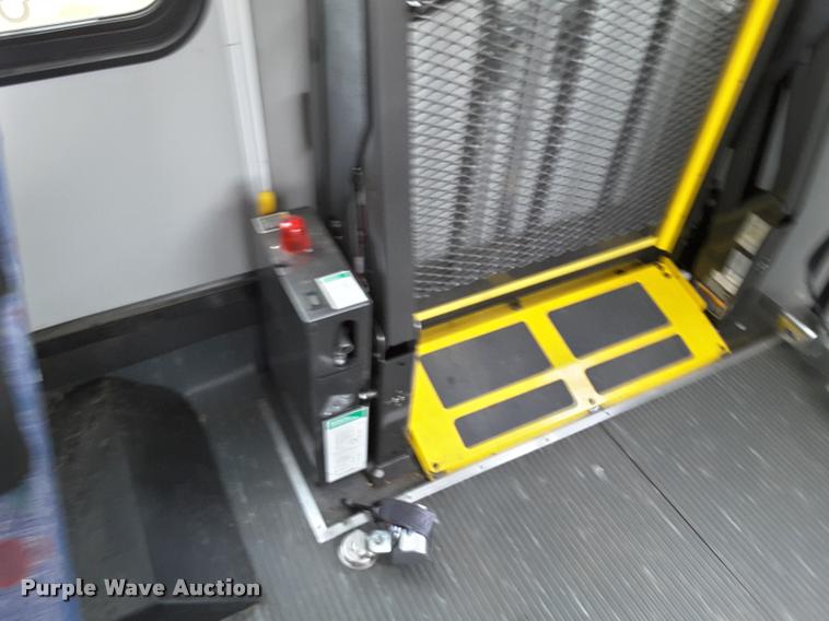 image for item DA6016 2012 Ford E350 Super Duty shuttle bus