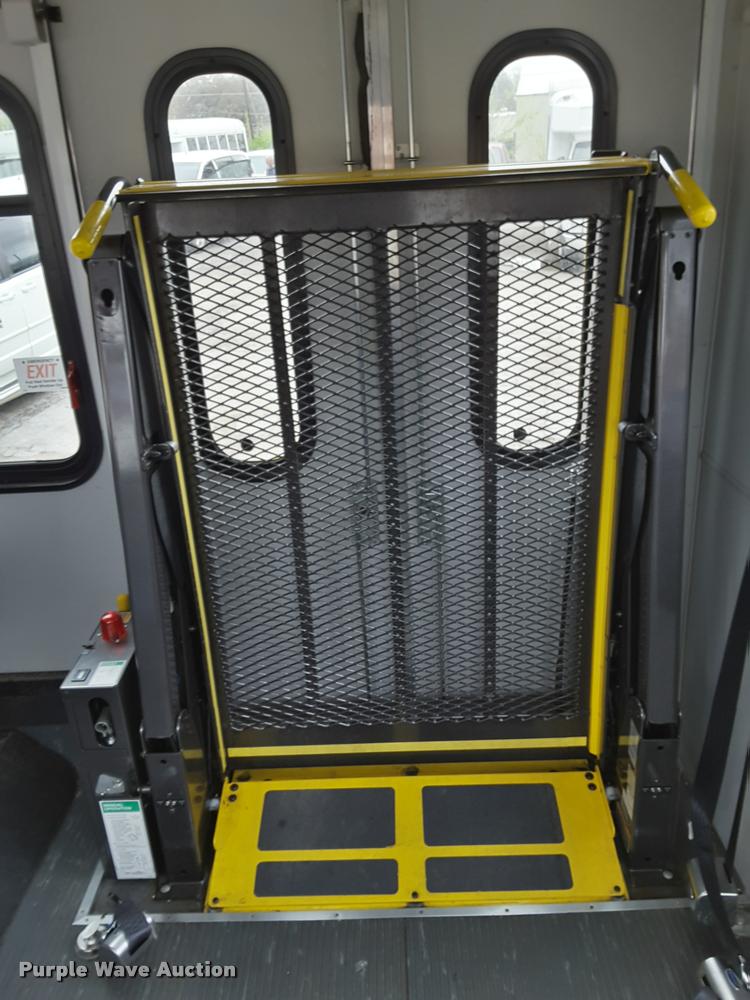 image for item DA6016 2012 Ford E350 Super Duty shuttle bus