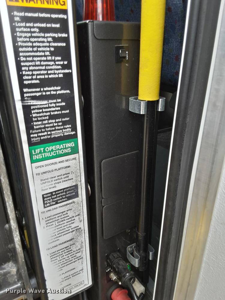 image for item DA6016 2012 Ford E350 Super Duty shuttle bus