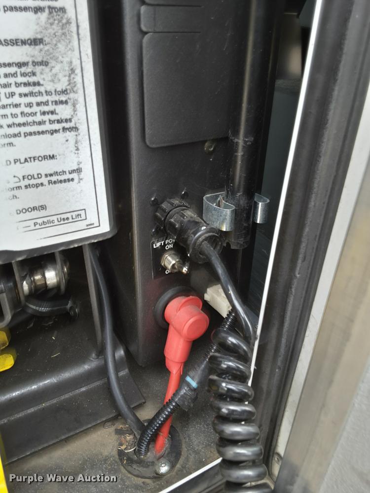 image for item DA6016 2012 Ford E350 Super Duty shuttle bus