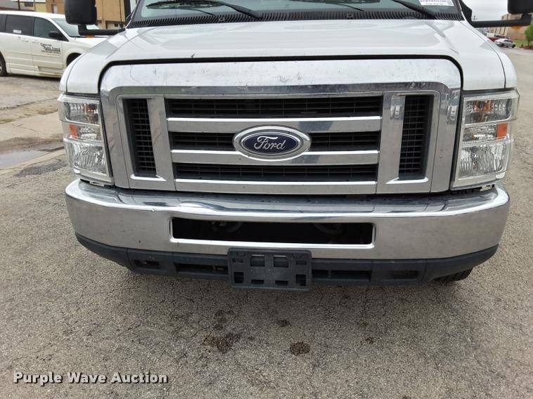 image for item DA6016 2012 Ford E350 Super Duty shuttle bus