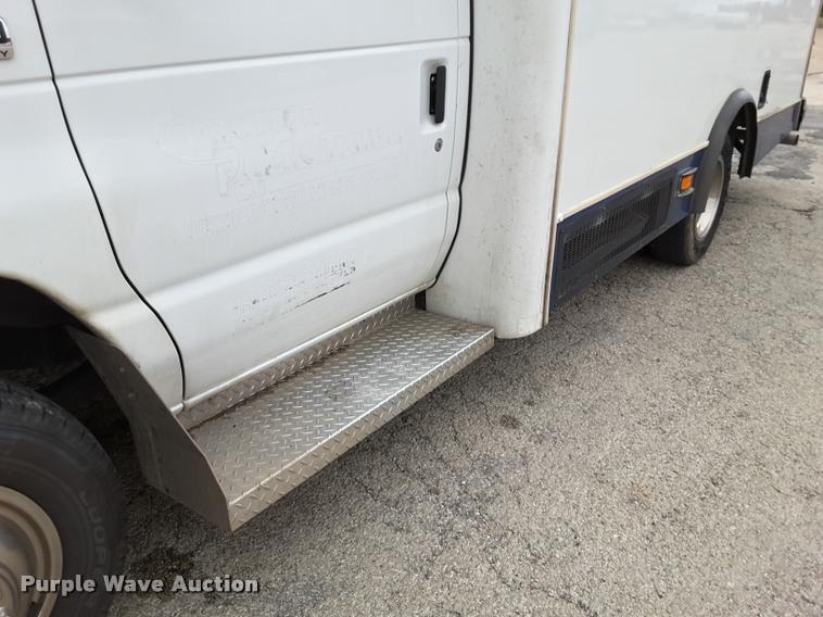 image for item DA6016 2012 Ford E350 Super Duty shuttle bus