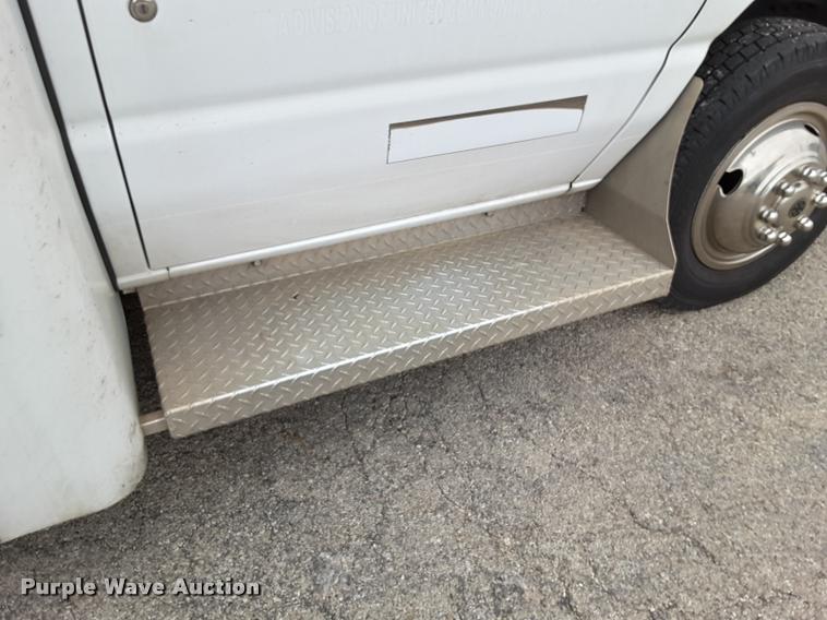 image for item DA6016 2012 Ford E350 Super Duty shuttle bus