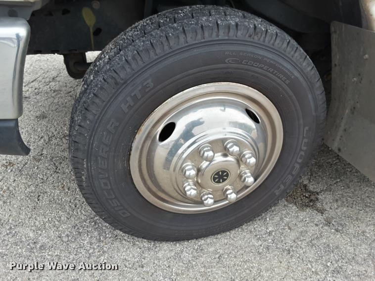 image for item DA6016 2012 Ford E350 Super Duty shuttle bus