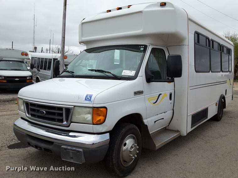 image for item DA6017 2007 Ford Econoline E450 shuttle bus
