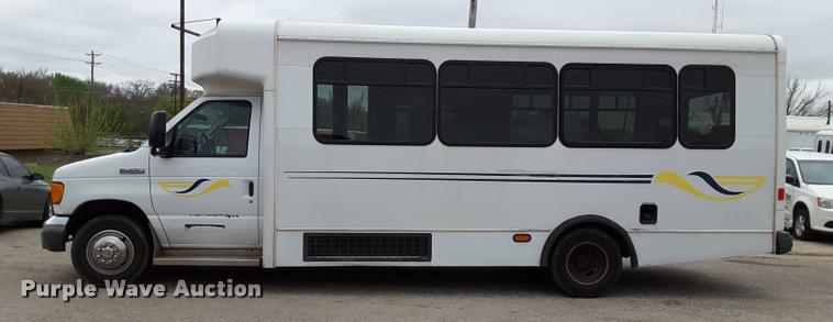 image for item DA6017 2007 Ford Econoline E450 shuttle bus