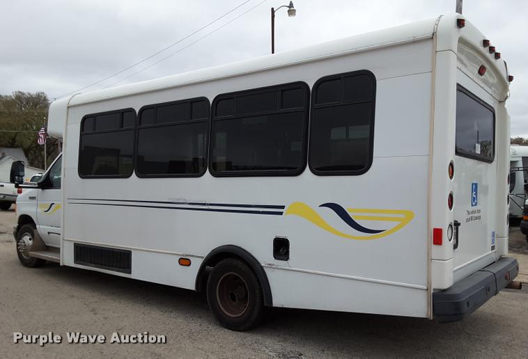 image for item DA6017 2007 Ford Econoline E450 shuttle bus