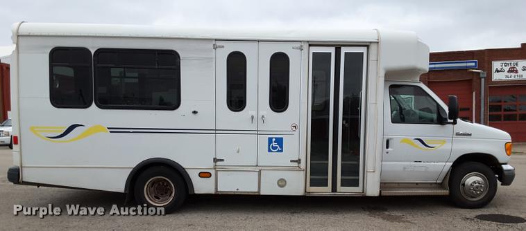 image for item DA6017 2007 Ford Econoline E450 shuttle bus