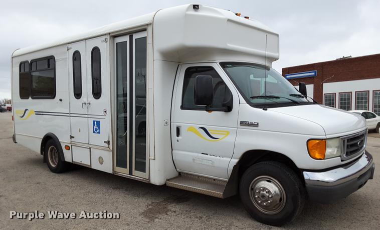 image for item DA6017 2007 Ford Econoline E450 shuttle bus