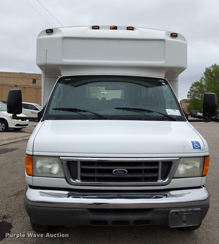 image for item DA6017 2007 Ford Econoline E450 shuttle bus