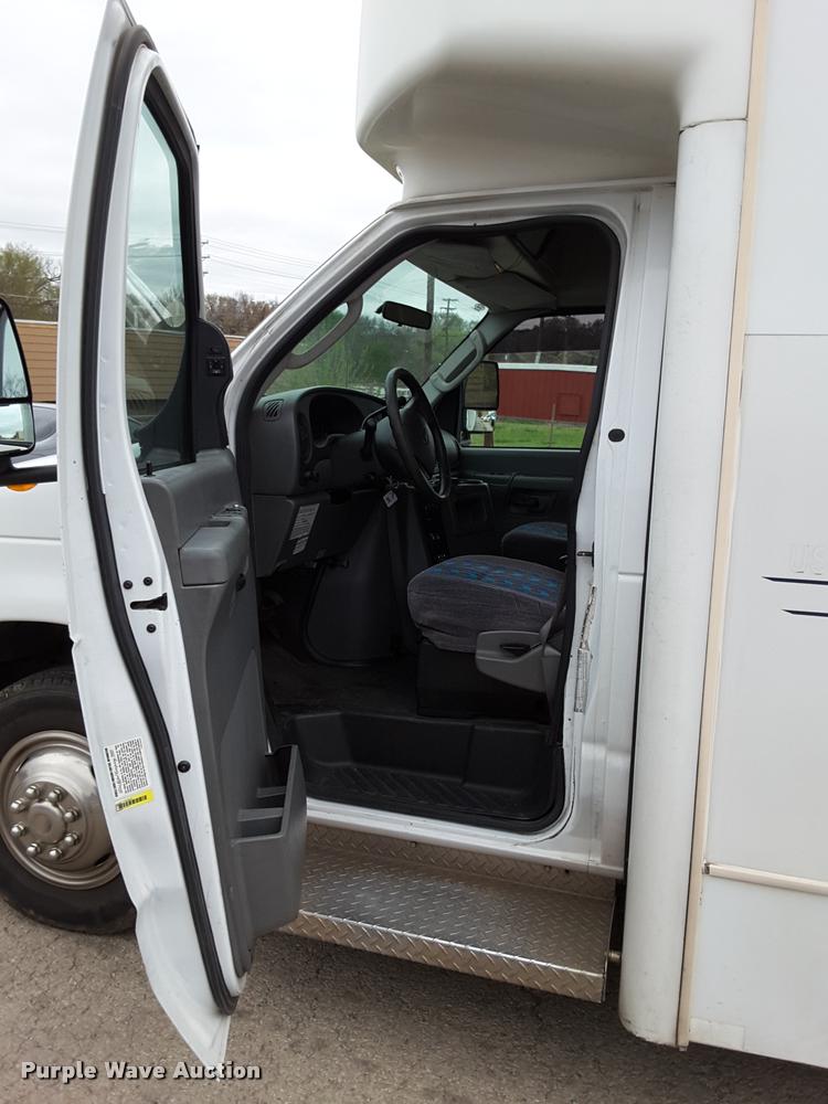 image for item DA6017 2007 Ford Econoline E450 shuttle bus