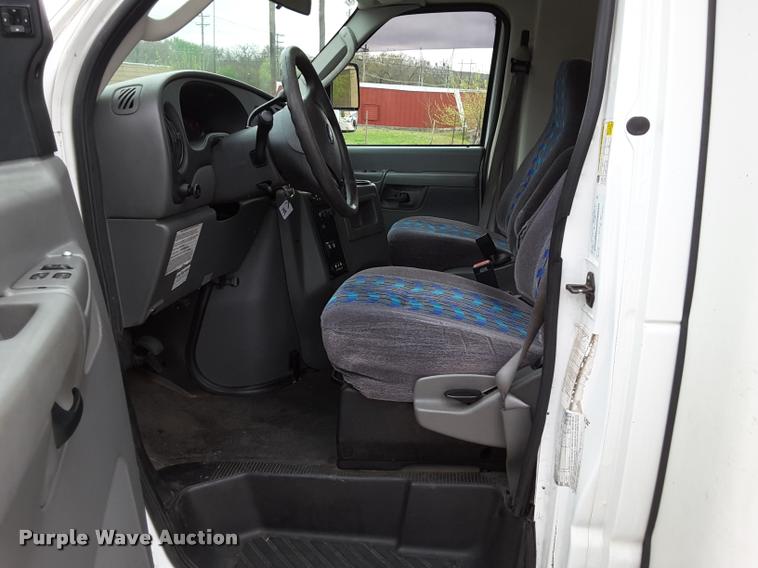 image for item DA6017 2007 Ford Econoline E450 shuttle bus