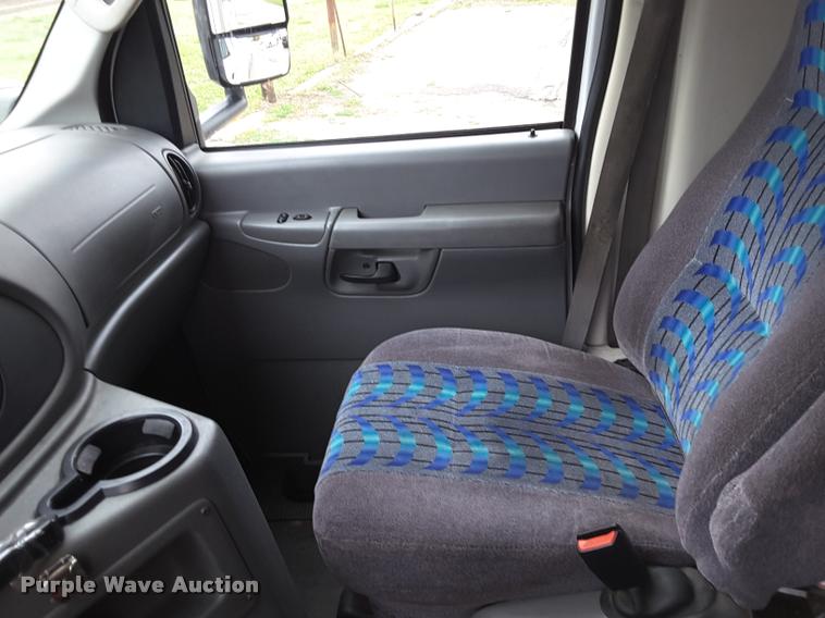 image for item DA6017 2007 Ford Econoline E450 shuttle bus