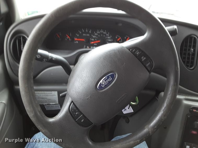 image for item DA6017 2007 Ford Econoline E450 shuttle bus