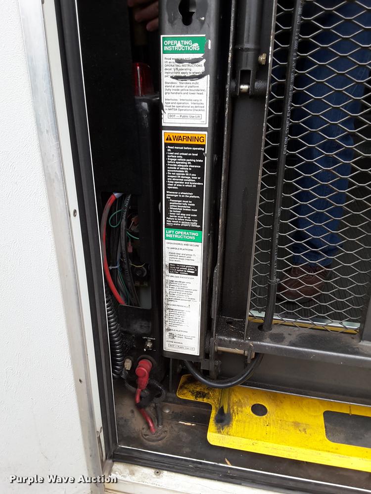 image for item DA6017 2007 Ford Econoline E450 shuttle bus