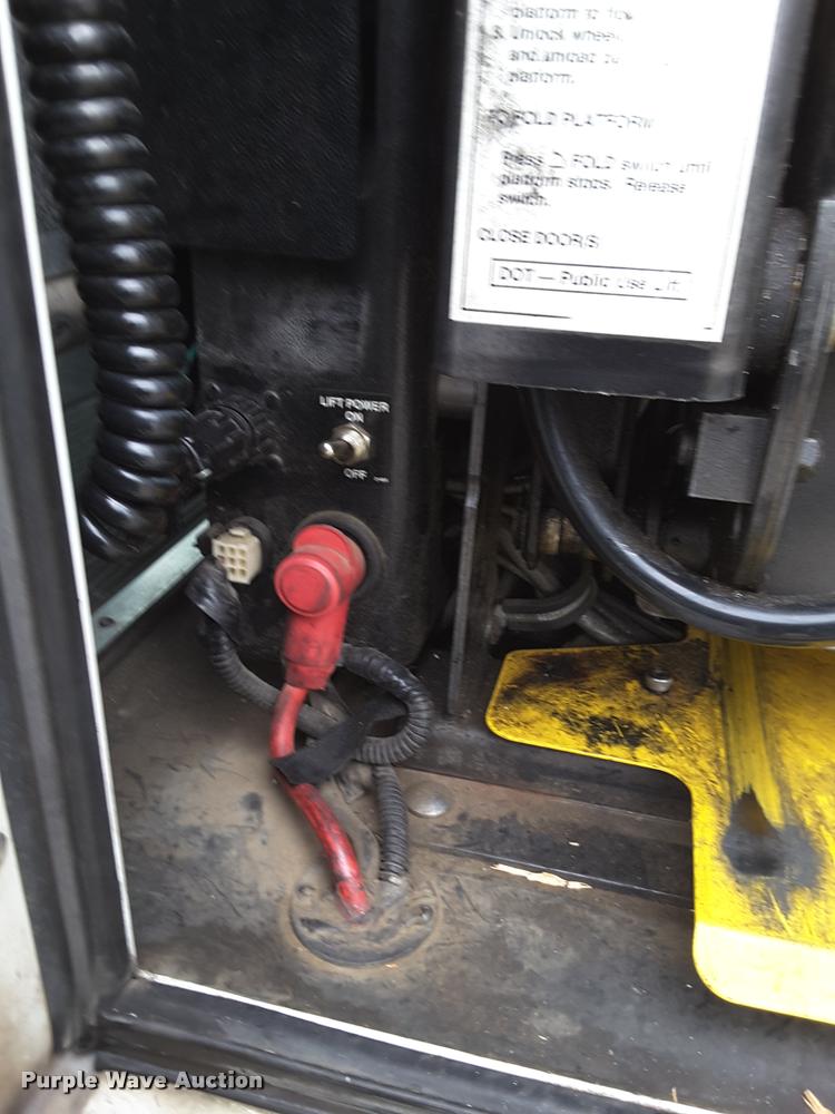 image for item DA6017 2007 Ford Econoline E450 shuttle bus