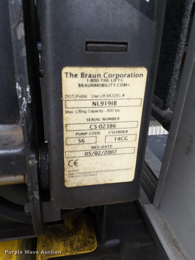 image for item DA6017 2007 Ford Econoline E450 shuttle bus