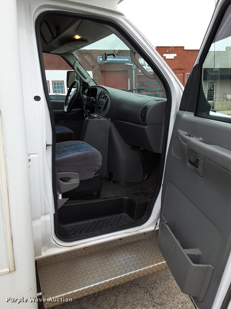 image for item DA6017 2007 Ford Econoline E450 shuttle bus