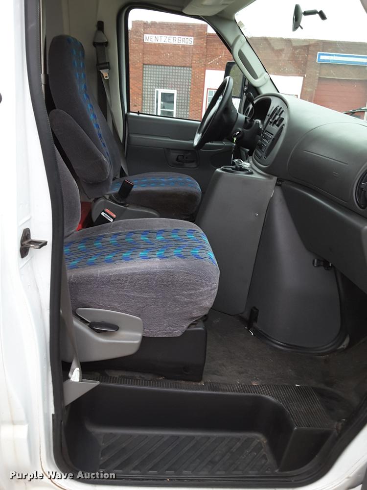 image for item DA6017 2007 Ford Econoline E450 shuttle bus