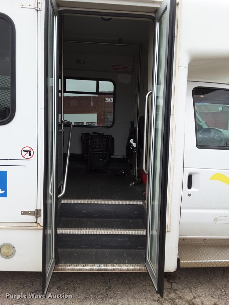 image for item DA6017 2007 Ford Econoline E450 shuttle bus