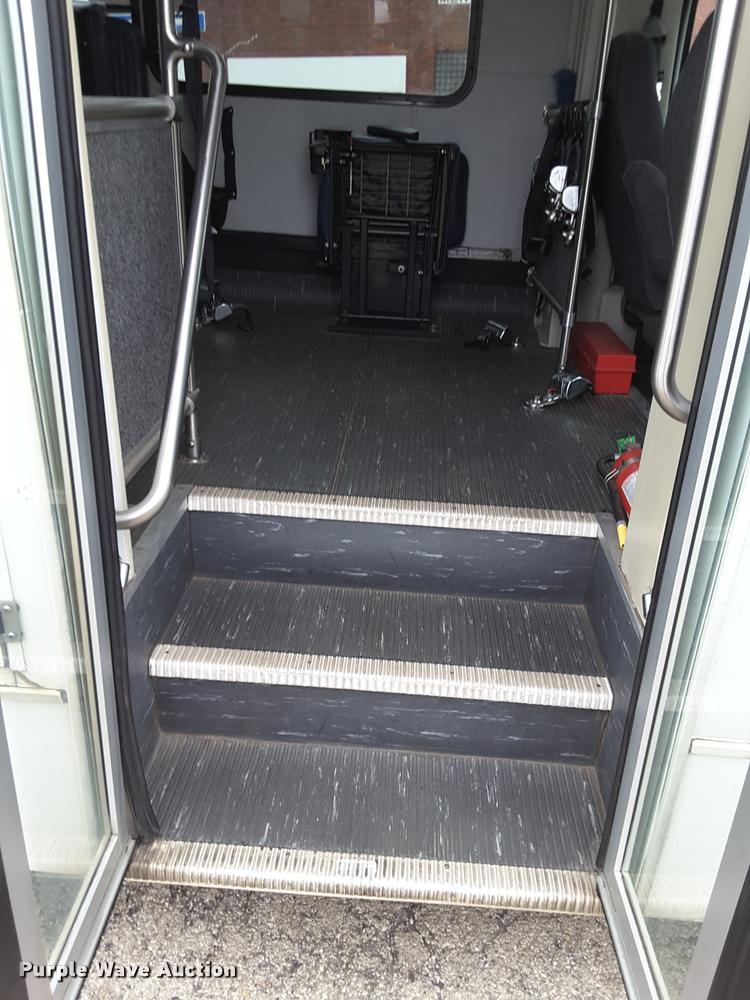 image for item DA6017 2007 Ford Econoline E450 shuttle bus