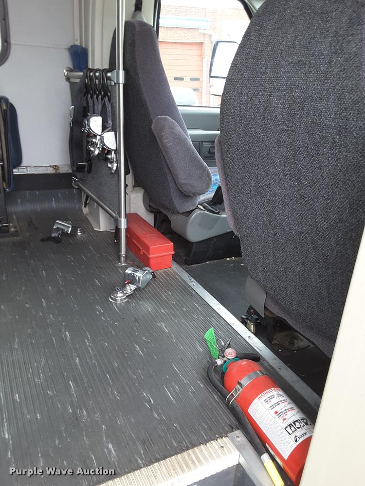 image for item DA6017 2007 Ford Econoline E450 shuttle bus