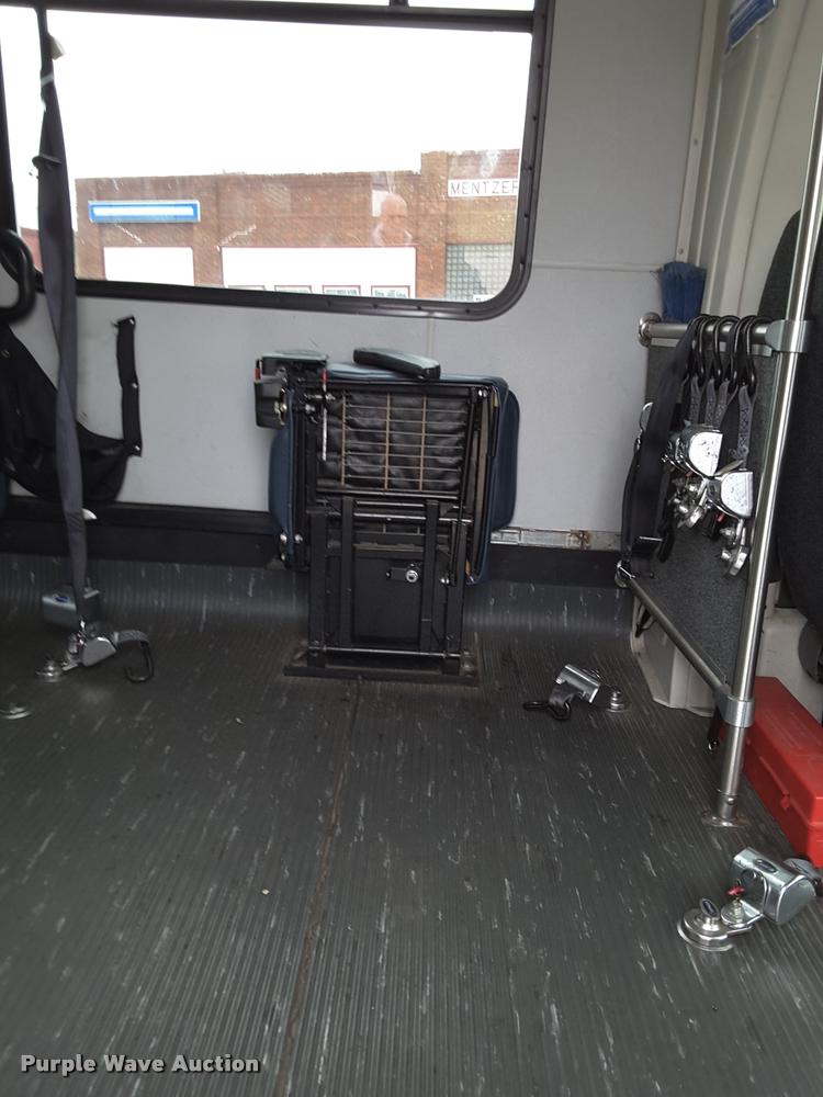 image for item DA6017 2007 Ford Econoline E450 shuttle bus