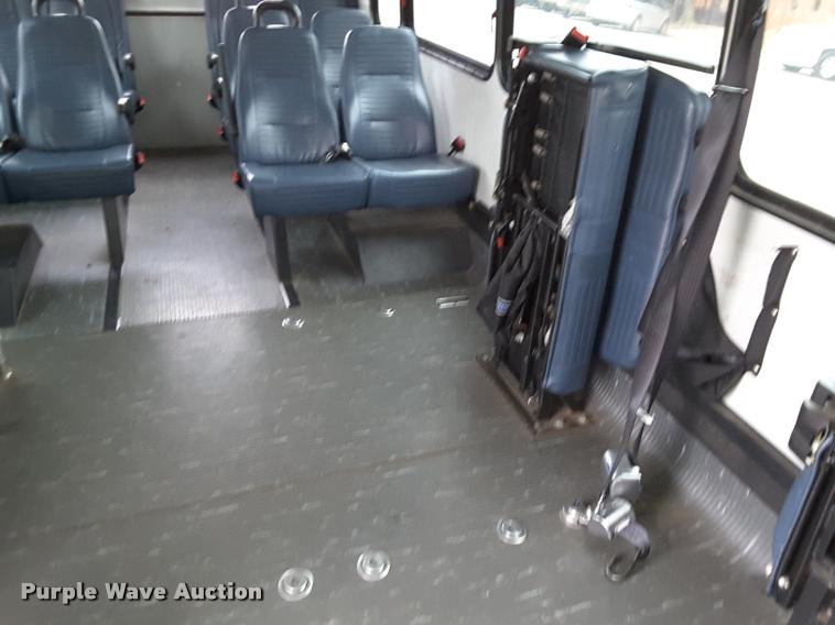 image for item DA6017 2007 Ford Econoline E450 shuttle bus