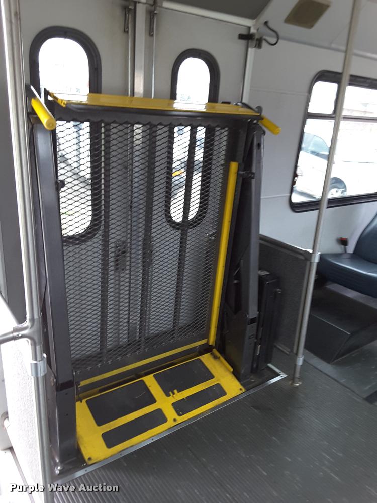 image for item DA6017 2007 Ford Econoline E450 shuttle bus