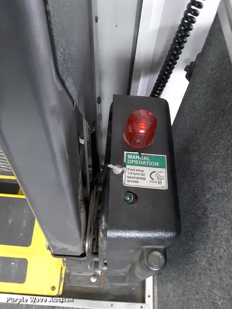 image for item DA6017 2007 Ford Econoline E450 shuttle bus