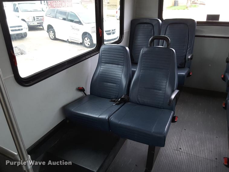 image for item DA6017 2007 Ford Econoline E450 shuttle bus