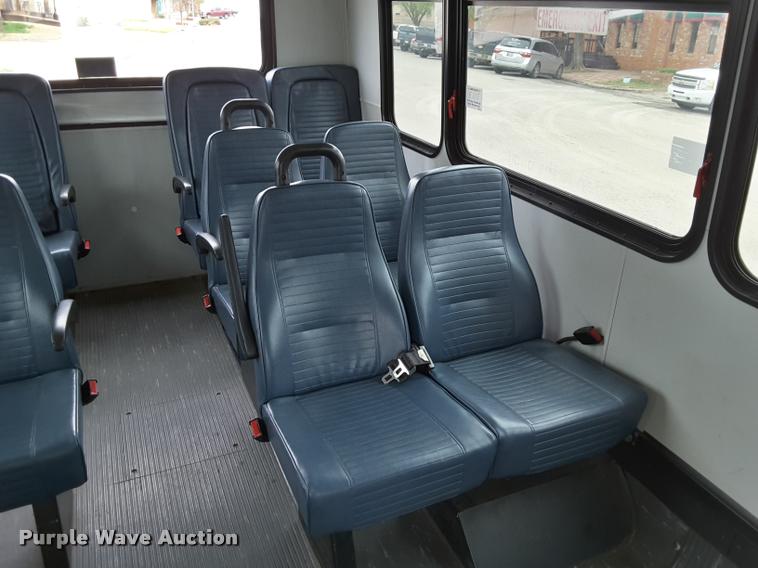 image for item DA6017 2007 Ford Econoline E450 shuttle bus