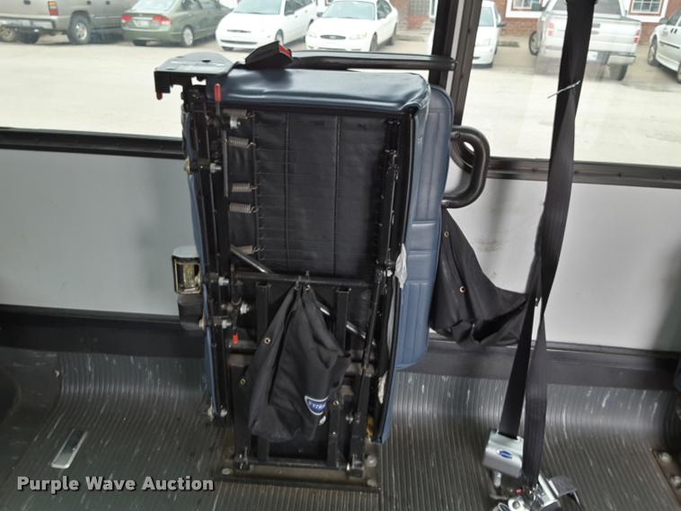 image for item DA6017 2007 Ford Econoline E450 shuttle bus