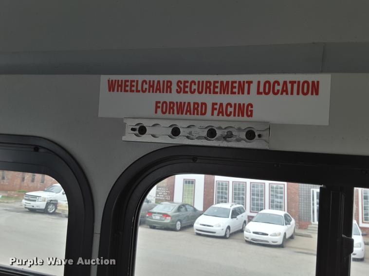 image for item DA6017 2007 Ford Econoline E450 shuttle bus