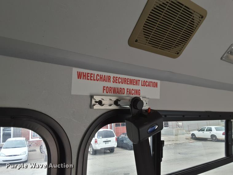 image for item DA6017 2007 Ford Econoline E450 shuttle bus