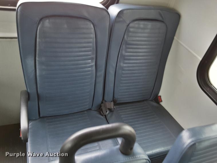 image for item DA6017 2007 Ford Econoline E450 shuttle bus