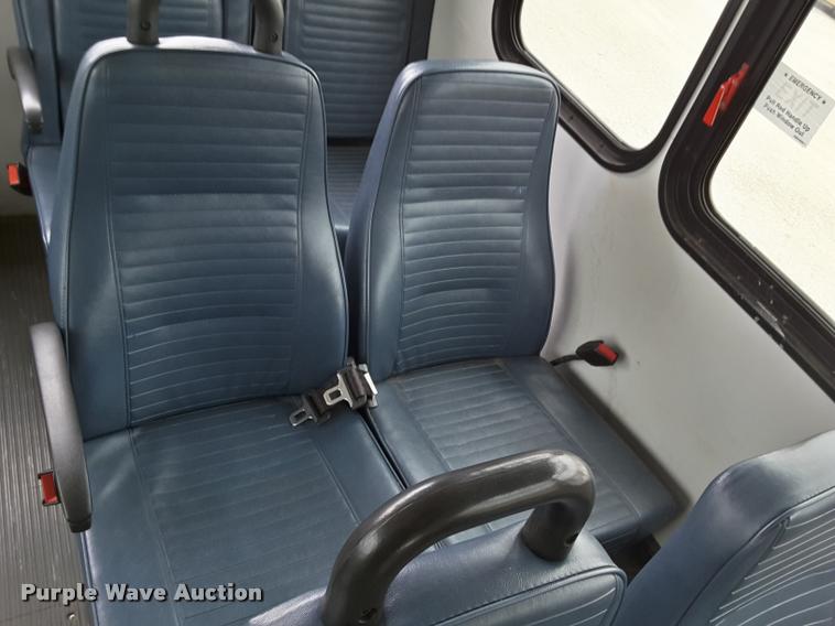 image for item DA6017 2007 Ford Econoline E450 shuttle bus