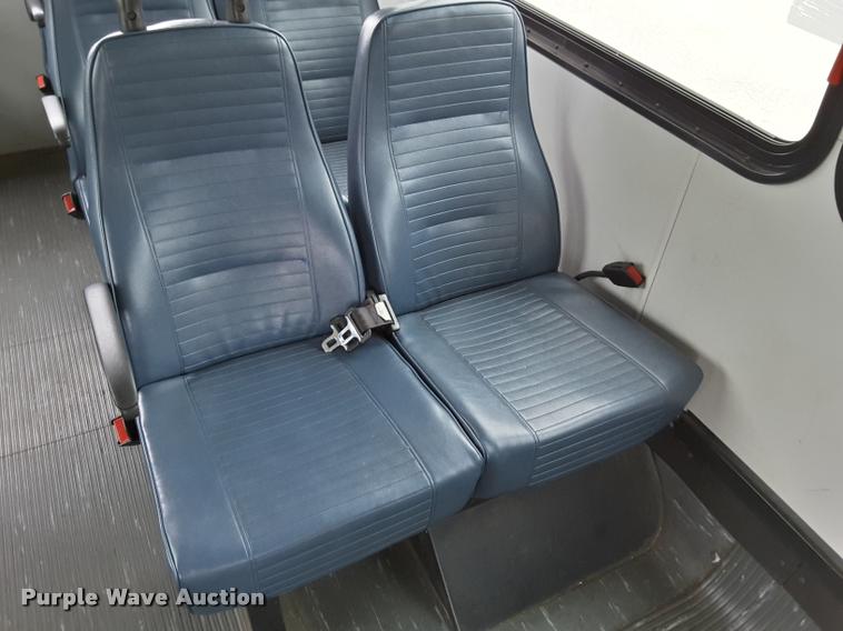 image for item DA6017 2007 Ford Econoline E450 shuttle bus