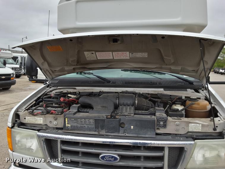 image for item DA6017 2007 Ford Econoline E450 shuttle bus